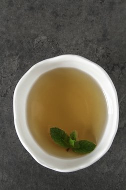 Taze nane çayına bırakır. İtalyan otlar. Koyu arka plan.
