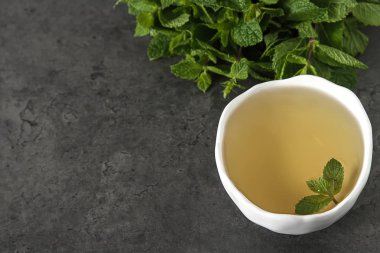 Taze nane çayına bırakır. İtalyan otlar. Koyu arka plan.