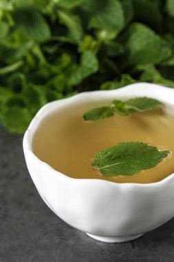 Taze nane çayına bırakır. İtalyan otlar. Koyu arka plan.