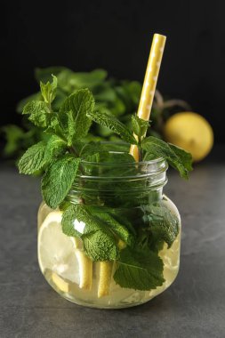 Taze nane çayına bırakır. İtalyan otlar. Koyu arka plan.