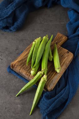 Lady Fingers veya bamya. Koyu arka plan. , Metin için yer