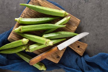 Lady Fingers veya bamya. Koyu arka plan. , Metin için yer