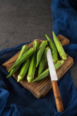 Lady Fingers veya bamya. Koyu arka plan. , Metin için yer