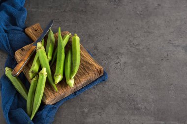 Lady Fingers veya bamya. Koyu arka plan. , Metin için yer