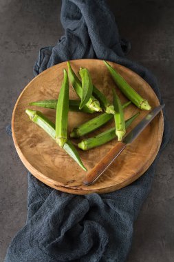 Lady Fingers veya bamya. Koyu arka plan. , Metin için yer
