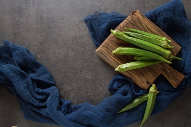 Lady Fingers veya bamya. Koyu arka plan. , Metin için yer