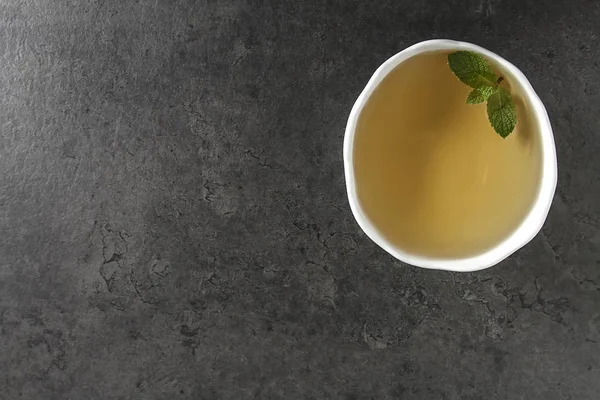 Świeże liście mięty w herbacie. Włoski zioła. Ciemne tło. — Zdjęcie stockowe