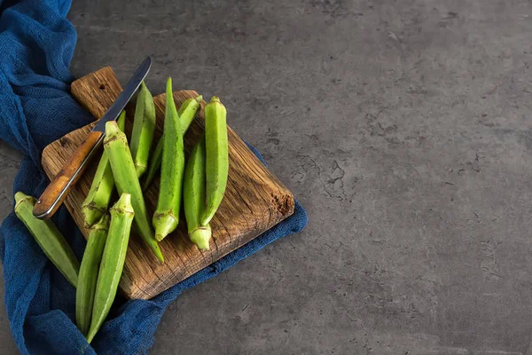Lady Fingers veya bamya. Koyu arka plan. , Metin için yer