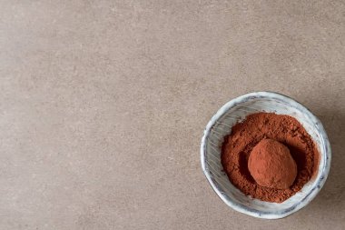 Kakao tozu ile ev yapımı çikolata truffles. Uzay kopyalayın. Luxur