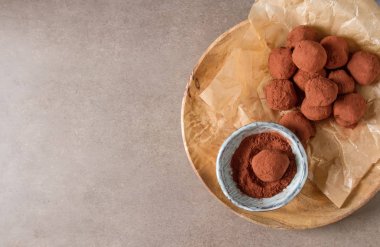 Kakao tozu ile ev yapımı çikolata truffles. Uzay kopyalayın. Luxur