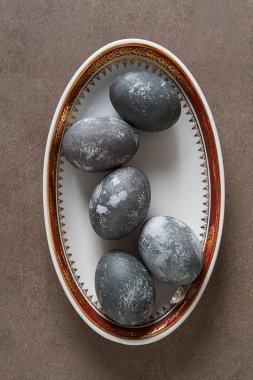 Alan, renkli bir arka plan gri ile kompozisyon Paskalya yumurta