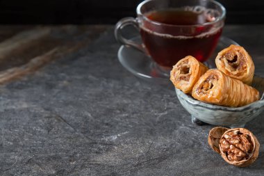 Geleneksel Doğu Arapça tatlı Baklava Türk bal ile bir