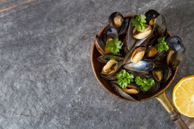 Midye otlar bakır bir kapta ile. Deniz ürünleri. Gıda sahilinde 
