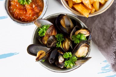 Midye otlar limon ve patates kızartması bir wh üzerinde bir kase ile