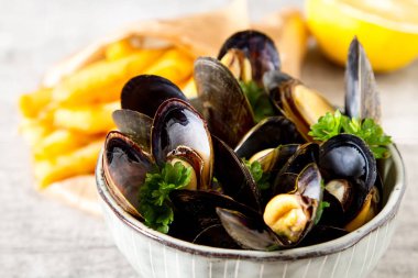 Midye otlar limon ve patates kızartması bir wh üzerinde bir kase ile