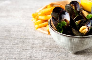 Midye otlar limon ve patates kızartması bir wh üzerinde bir kase ile