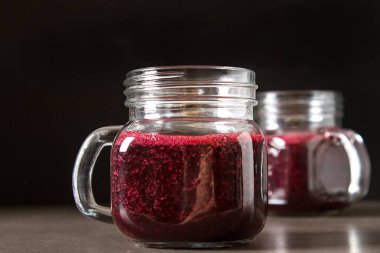 Taze sulu blueberry smoothies cam. Basit arka plan.