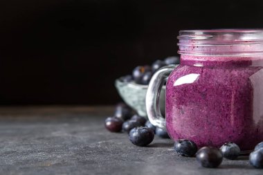 Taze sulu blueberry smoothies cam. Basit arka plan.