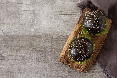 Somon Balık, marul, hardal ile siyah burger. Işık beyaz bac