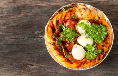 Pasta oryantal tarzı. Filo pasta Domates ve mozzarell ile