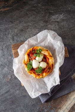 Pasta oryantal tarzı. Filo pasta Domates ve mozzarell ile