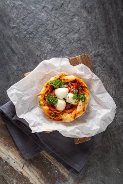 Pasta oryantal tarzı. Filo pasta Domates ve mozzarell ile