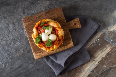 Pasta oryantal tarzı. Filo pasta Domates ve mozzarell ile