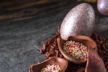 Paskalya tatili. Çikolata yumurta. Koyu arka plan.