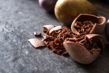 Paskalya tatili. Çikolata yumurta. Koyu arka plan.