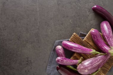 Küçük patlıcan. Koyu arka plan. Villag gelen Vejetaryen yiyecekler