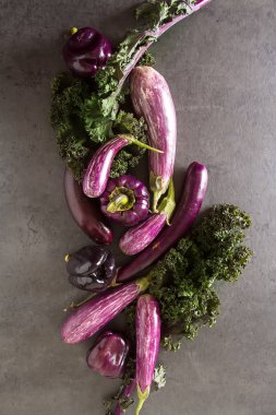 Küçük patlıcan, lahana lahana ve mor biber. Koyu arka plan.