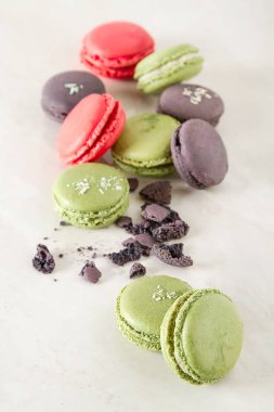 Fransız tatlı macaroons Antep fıstığı ve çilek ile. Beyaz arka plan. Üstten Görünüm