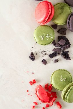 Fransız tatlı macaroons Antep fıstığı ve çilek ile. Beyaz arka plan. Üstten Görünüm