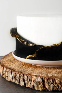 Doğum günü pastası. Lezzetli tatlı çocuklar için. Koyu arka plan.