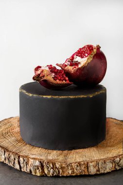 Doğum günü pastası. Lezzetli tatlı çocuklar için. Koyu arka plan.