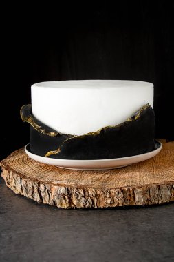 Doğum günü pastası. Lezzetli tatlı çocuklar için. Koyu arka plan.