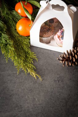 cupcakes berry ve çikolata bir ahşap tahta üzerinde. Şekerli tatlı mandalina ile. Koyu arka plan