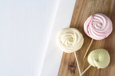 Fransız beze dekorasyon kek için. Parlak beyaz arka plan