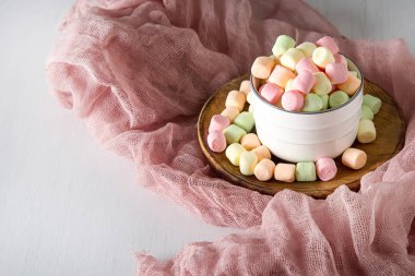 hatmi renkli. doğum günü, açık beyaz renkli.