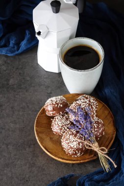 marchmallow çikolata siyah sıcak kahve ile kaplı. doğum günü, koyu arka plan