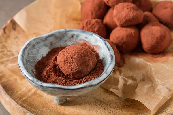 Homemade chocolate truffles with cocoa powder. Copy space. Luxur — Stock Photo, Image