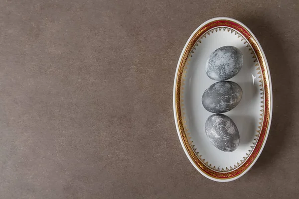 Composição de Páscoa com ovos cinzentos em um fundo colorido, espaço — Fotografia de Stock