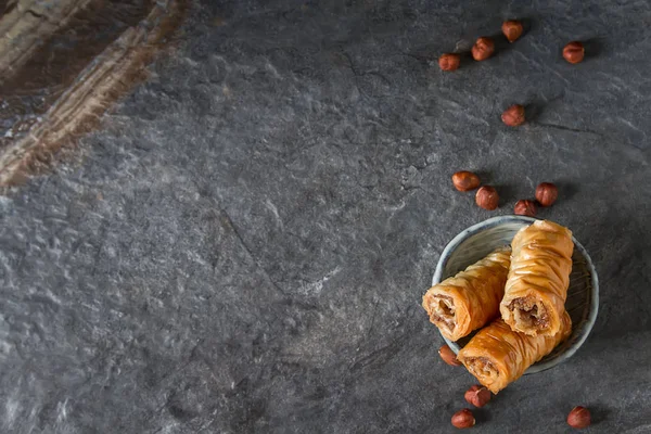 Tradicional postre árabe oriental Baklava con miel turca un —  Fotos de Stock