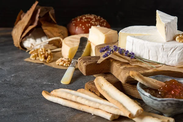 Alimentation nationale française. Fromage avec moisissure. Un délicieux apéritif fo — Photo