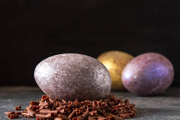 Easter holiday. Chocolate eggs. Dark background. — Stock Photo, Image