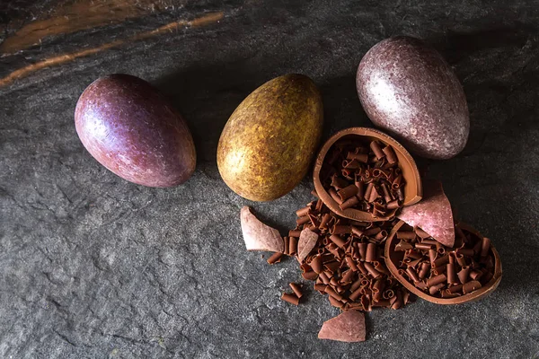 Easter holiday. Chocolate eggs. Dark background. — Stock Photo, Image