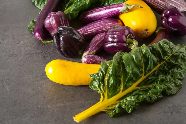 Petite aubergine, courgette jaune, blette et poivron violet. Foncé b — Photo