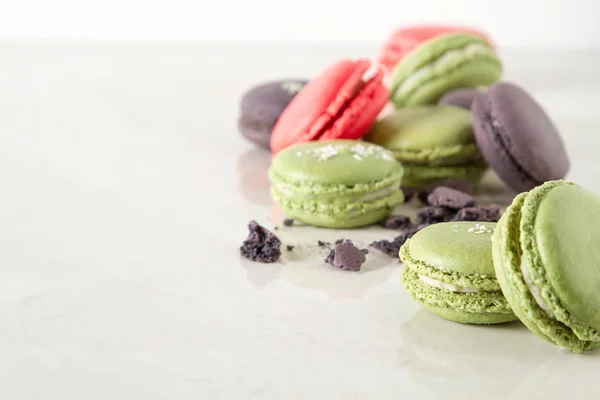 French dessert macaroons with pistachios and strawberries. White background. — Stock Photo, Image