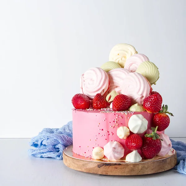 Fødselsdagskage Med Marengs Bær Lækker Dessert Til Børn Lysehvid Baggrund - Stock-foto