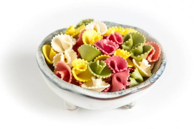 Çok renkli makarna çeşitleri. Çocuklar için lezzetli akşam yemeği. Makarna